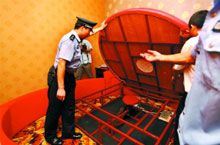 Xi'an Police Raid Nightclub, Disassemble “Love Bed”