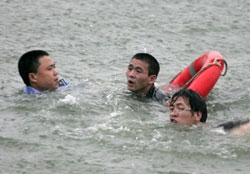College Student Helps to Rescue People from the West Lake in Hangzhou