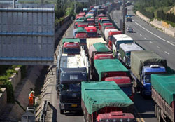 Huge Traffic Jam Along Beijing - Xizang ( Tibet ) Expressway