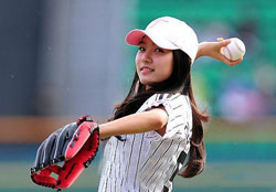 Hot Korean Baseball Babes