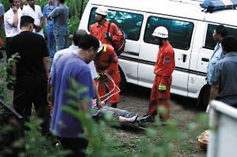 Newlyweds Struck by Lightning Climbing Great Wall