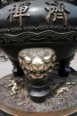 Ancient urn at Putuoshan