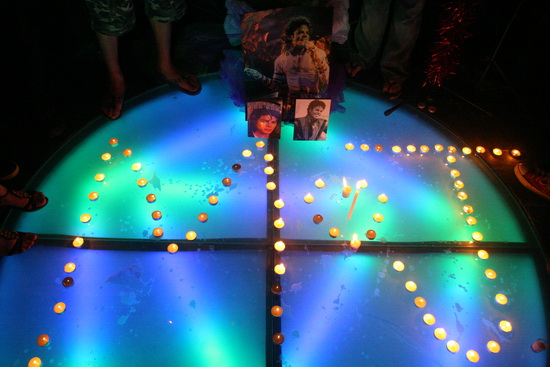 Chinese Fans Mourn Michael Jackson,the King Of Pop