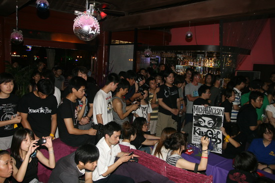 Chinese Fans Mourn Michael Jackson,the King Of Pop