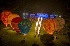 Hot Air Balloons Wow the Crowds in Haikou