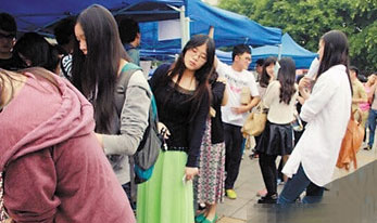 400 Chongqing College Students Try to Lose Weight to Earn Cash