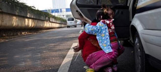 Chengguan Condemned for Bullying Mother as Distraught Child Looks On