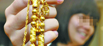 Woman Orders Tripod Stand; 600k RMB Worth of Gold Jewelry Delivered Instead