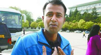 Foreigner Helps Fainted Passerby While Locals Stare and Take Photos