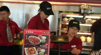 Shanghai Woman Stirs Up Dialect Debate after Blasting Migrant Worker on Weibo 