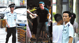 Irony of Ironies: Chengguan Officers Spotted Being Street Vendor During Evening