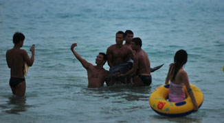 Sanya Swimmers Pose with Dying Dolphin 