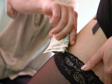 Gang Steal Money from Foreigners Via English-Speaking Prostitutes