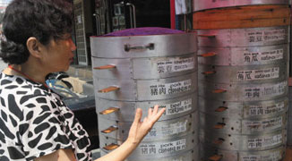 Woman’s 5-Language Baozi Stand Becomes a Sensation 