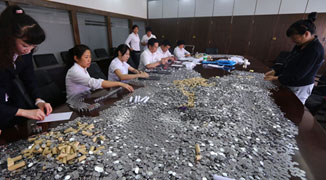 Woman Receives 10,000 RMB in Compensation in One Mao Coins; Takes Days to Count