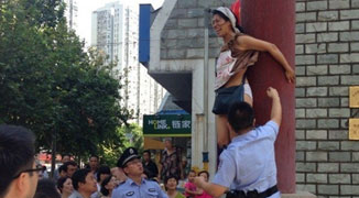 Woman Puts on “Strip Show” to Protest Husband’s Death Settlement
