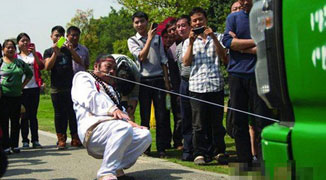 Amazing! Changsha Man Pulls 5 Ton Truck With a Steel Rope Looped Through Nose