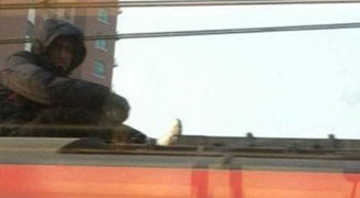 No Need For Queues, Guy Hops Atop A Subway Train in Shanghai