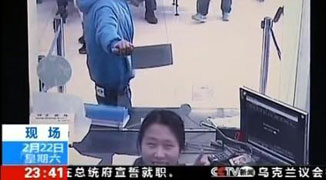 Female Bank Teller Amused by Man’s Attempt to Rob Bank With Kitchen Knife