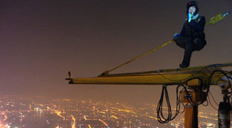Two Local Men Climb Shanghai’s Tallest Building, Local Authority Fail