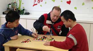 Canadian, 67, Teaches English for Free for 13 Years, Named ‘Foreign Lei Feng’ 