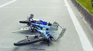 Nanjing: Old Man Cycles into Pedestrian, Falls Off and Dies; Pedestrian Detained
