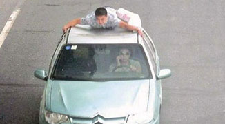 Hubei Man Hangs onto Car Roof for 24km after Driving Dispute