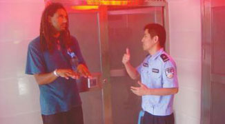 Poor Foreigner Who Took Wrong Bus Mistaken for a Hobo, Helped by Police