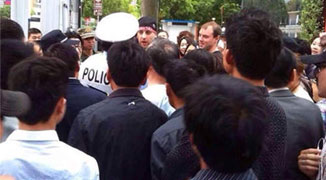 Foreigners Fined for Jaywalking and Cheekiness to Police Officer	