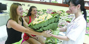 Russian Girl Who Saved Drowning Chinese Man is Praised by Chinese Media 