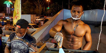 Shirtless Burger Stand Gets Liaoning Girls Hot Under the Collar