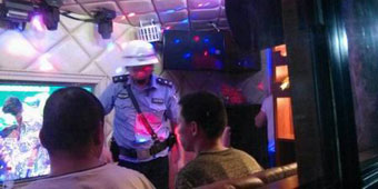 Heyuan Police Crack Down on Drug Filled Mobile Brothel Party Bus 