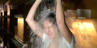 Chinese Celebrities Jump on the ALS Ice Bucket Trend 