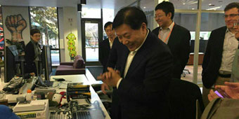 Chinese Internet Information Office Director Chats with Mark Zuckerberg in Mandarin 