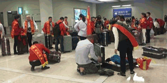 Mainland Visitors Protest Smuggling Stereotypes in Hong Kong: “I Do Not Shop in Hong Kong” 