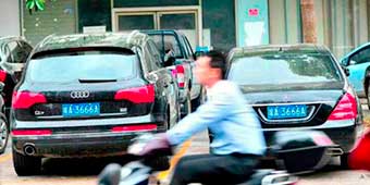 Two Haikou Luxury Cars With The Same License Plates Caught When Owners Parked Next to Each Other 