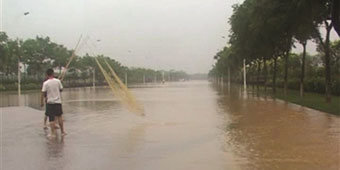 Nanjing Law Enforcement Personnel Caught Fishing in Flooded Street
