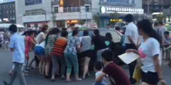Angry Hulk Ayis Move 3 Cars so They Can Dance 