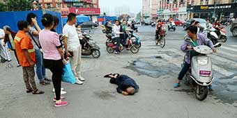 Old Man Falls Down, Passerby Help Him Out…Eventually
