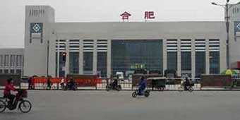 Holiday Stress: Newlywed Couple Gets in Physical Fight in Train Station