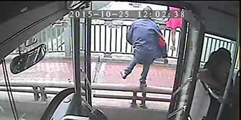 Hero Nanjing Bus Driver Stops Woman from Jumping off Bridge 