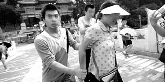 Tour Guide Arrested in Hainan after Ripping Off Japanese Tourist