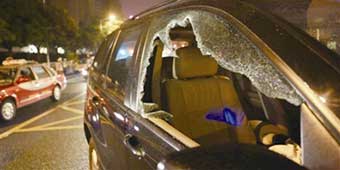 Ningbo Drunk Driver Refuses to Open Car Door for Police