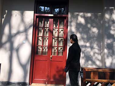 Adopted Chinese-American Woman Searches for Birth Parents in Shanghai