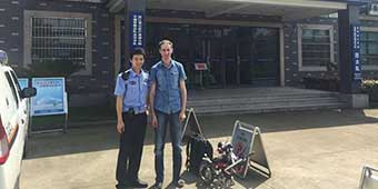 Foreign Cyclist Caught by Traffic Police on High-Speed Expressway