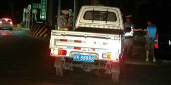 Man Spends Hundreds of Thousands of RMB on K88888 License Plate for Cheap Van 