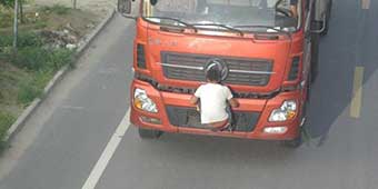 Yulin Truck Driver’s Buddy Risks His Life to Cover Up License Plates 