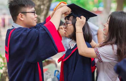 Foreign Students Want to Stay in China but Can't Get Work Visas