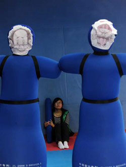 Offbeat China: Sadistic Nurses, Naked Sunbathing and more… |外国人网